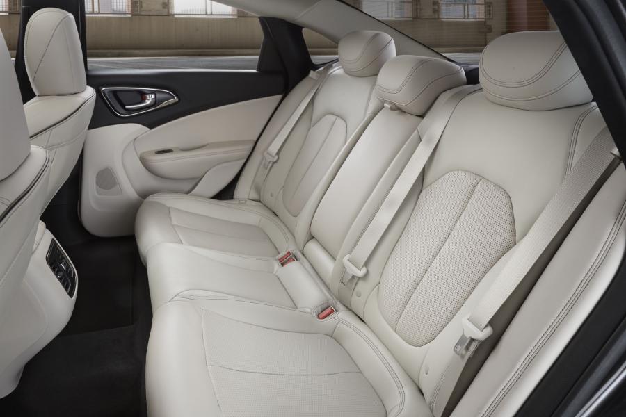 Интерьер Chrysler 200C (UF) 2014 года  (фото 7 из 50)